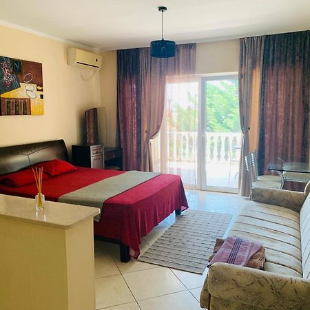 Империя Apartment Бар Екстериор снимка