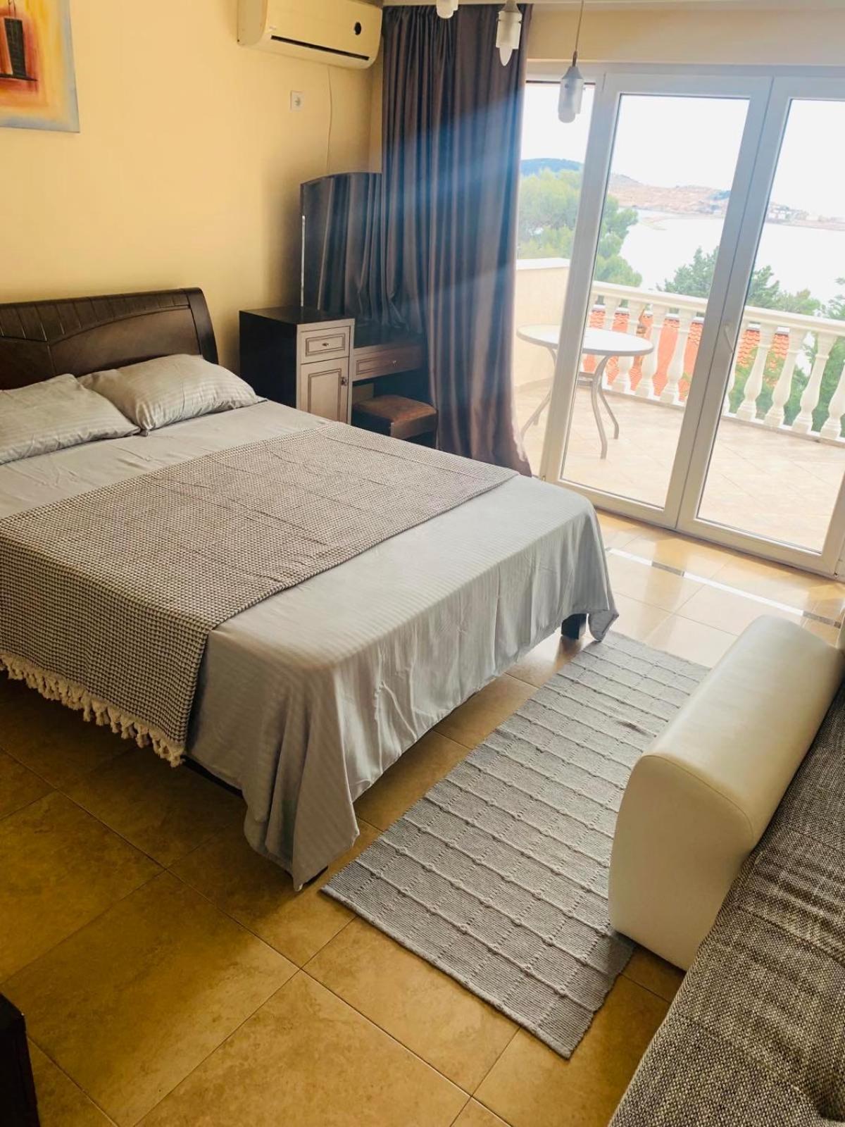Империя Apartment Бар Екстериор снимка