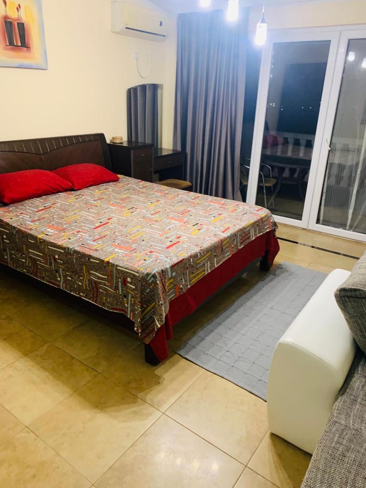 Империя Apartment Бар Екстериор снимка