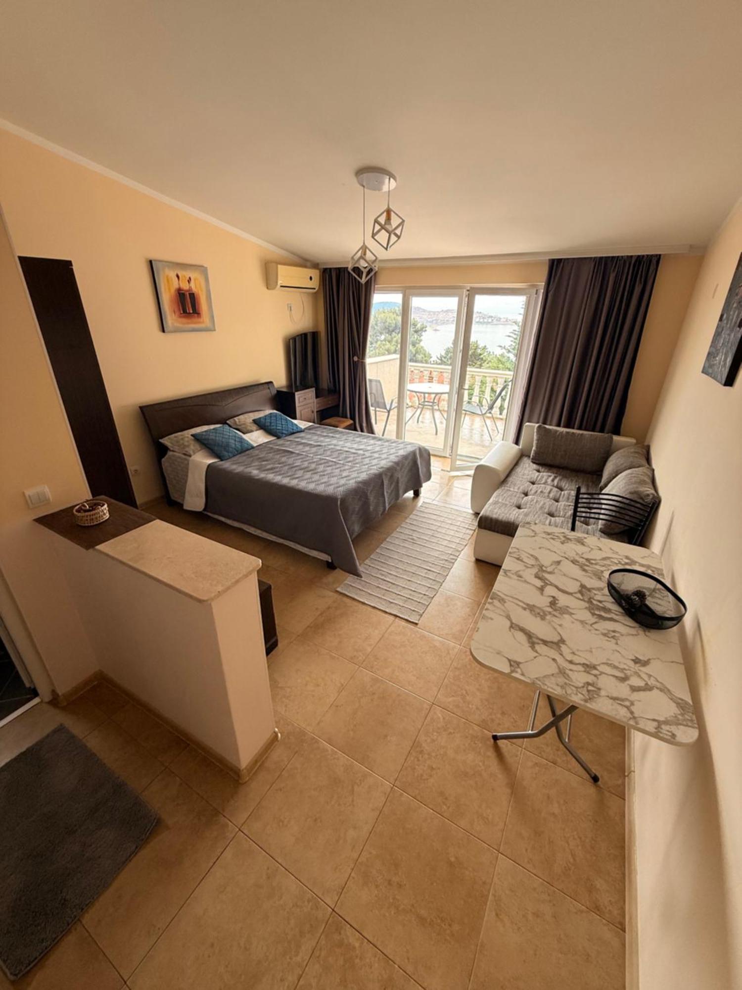 Империя Apartment Бар Екстериор снимка